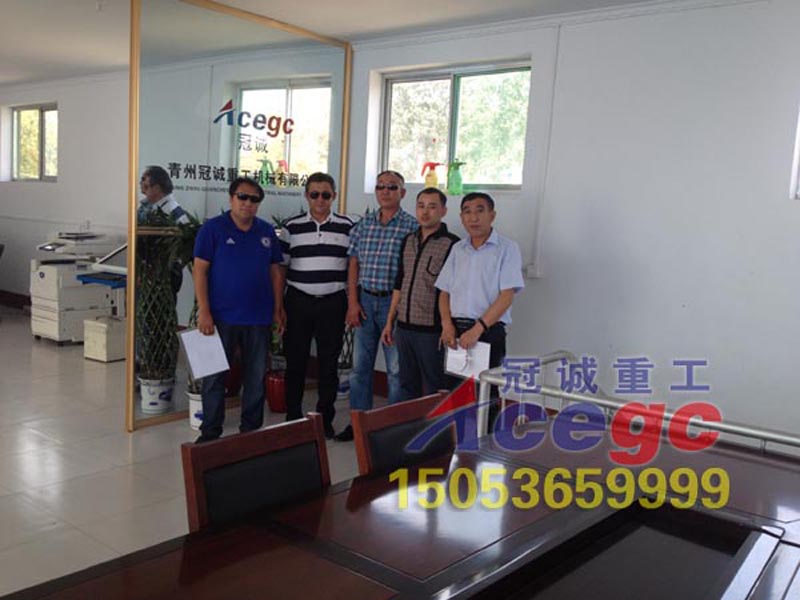 國(guó)外客戶參觀訂購(gòu)洗沙機(jī)產(chǎn)品